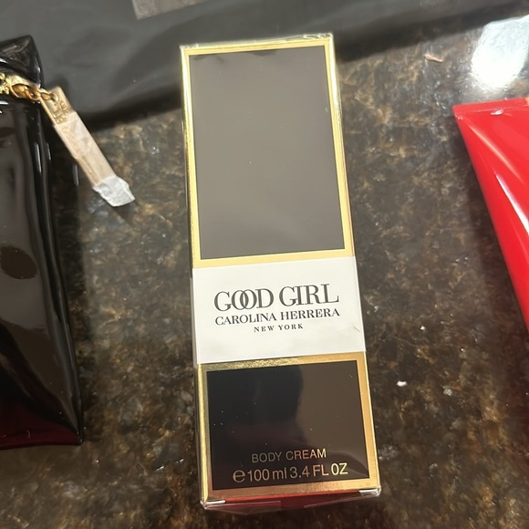 Caroline Herrera Good Girl - 3 PC Set New - Body Cream, Body Lotion and Pouch - Picture 4 of 5